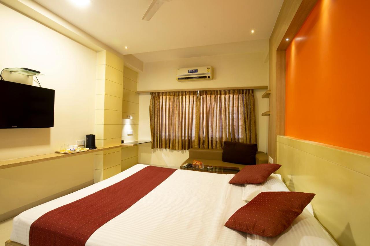 Hotel Thaai - Opposite Railway Station
