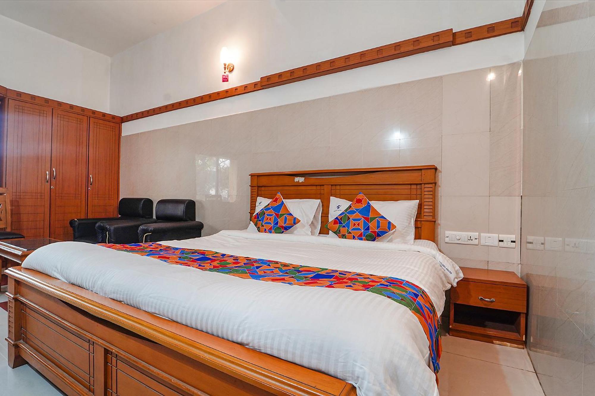 Collection O Skry Gandhipuram Hotel