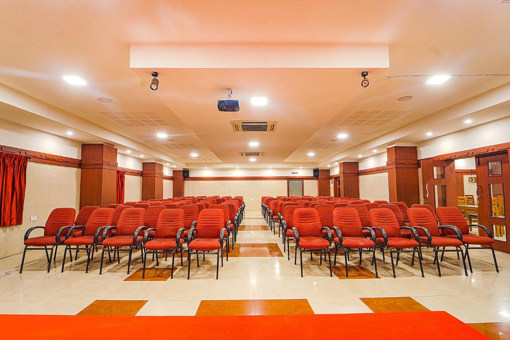 Collection O Skry Gandhipuram Hotel 3*