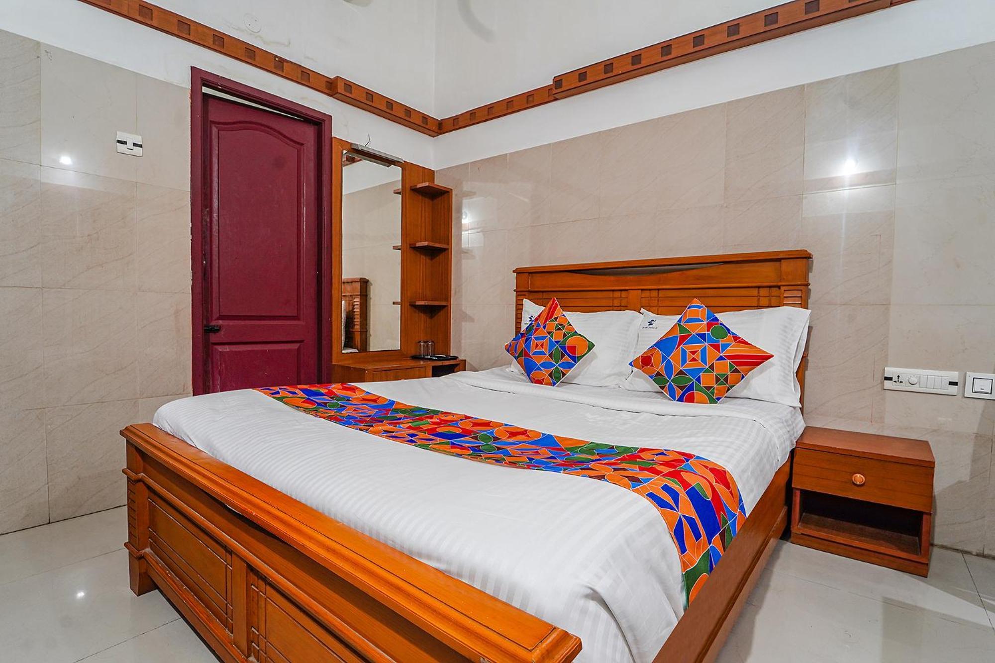 Collection O Skry Gandhipuram Hotel