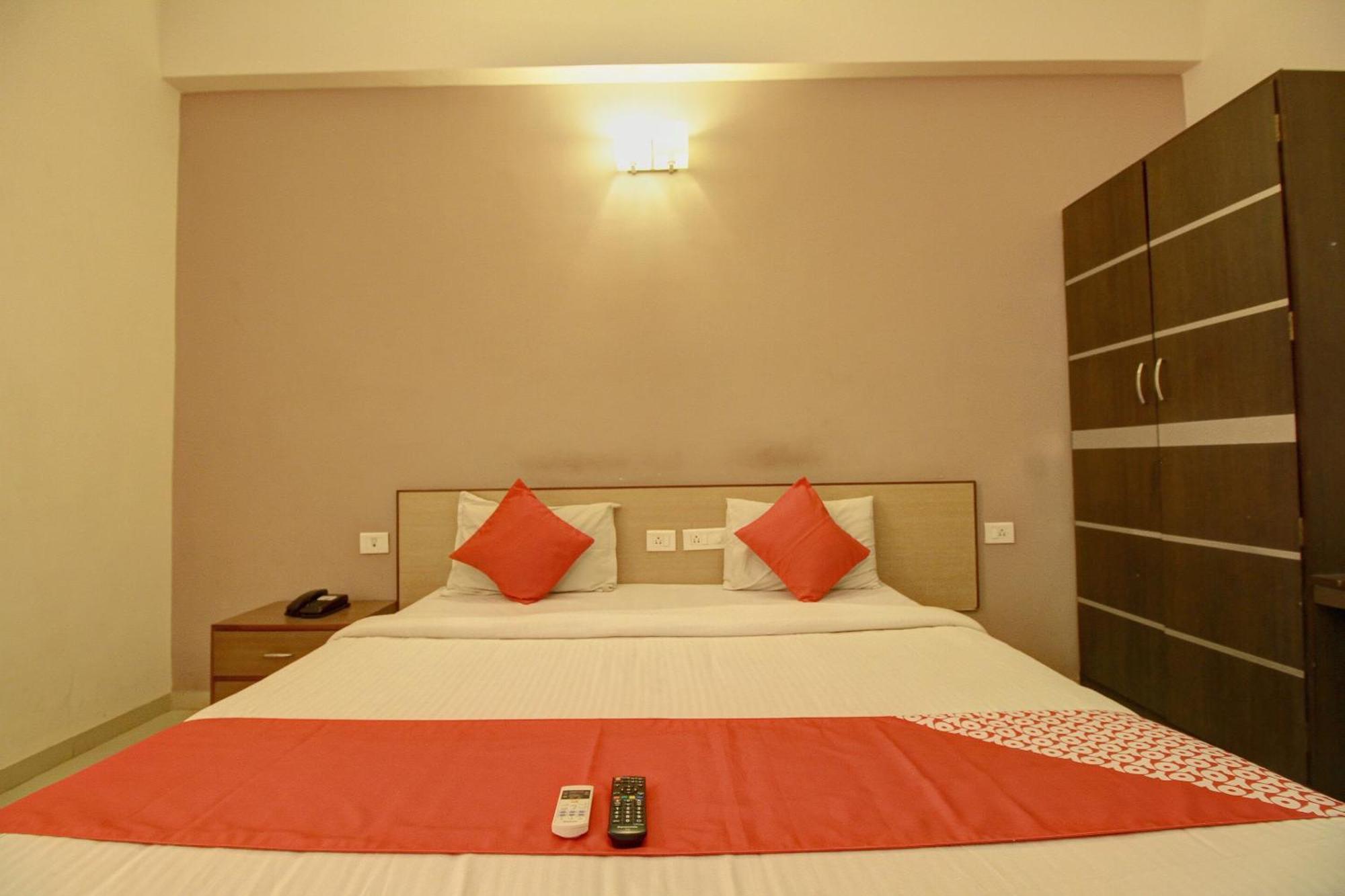 Oyo Flagship 4594 Krish Hotel 3*