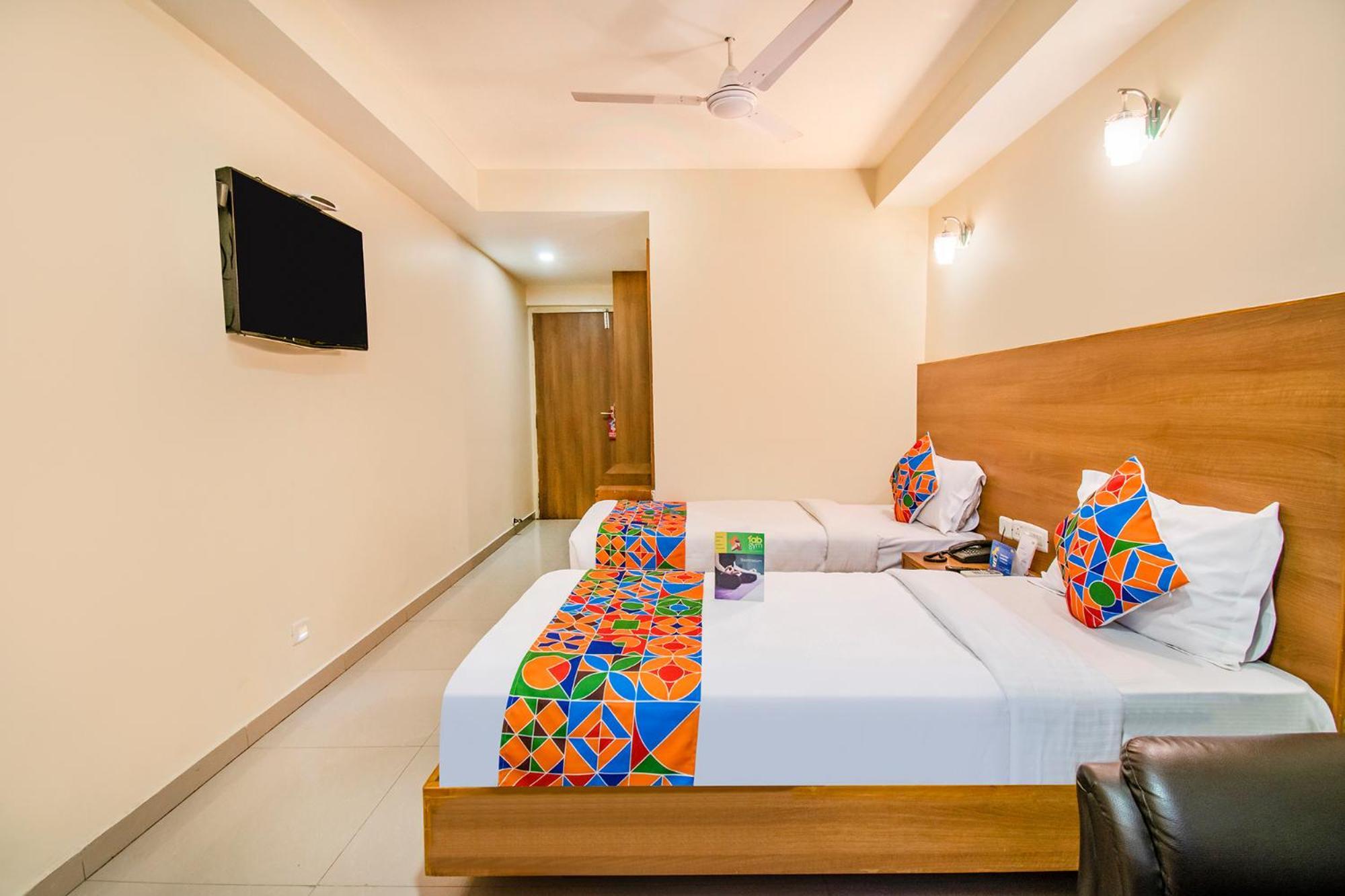 Fabhotel Jansi Deluxe - Nr Gandhipuram Bus Stand
