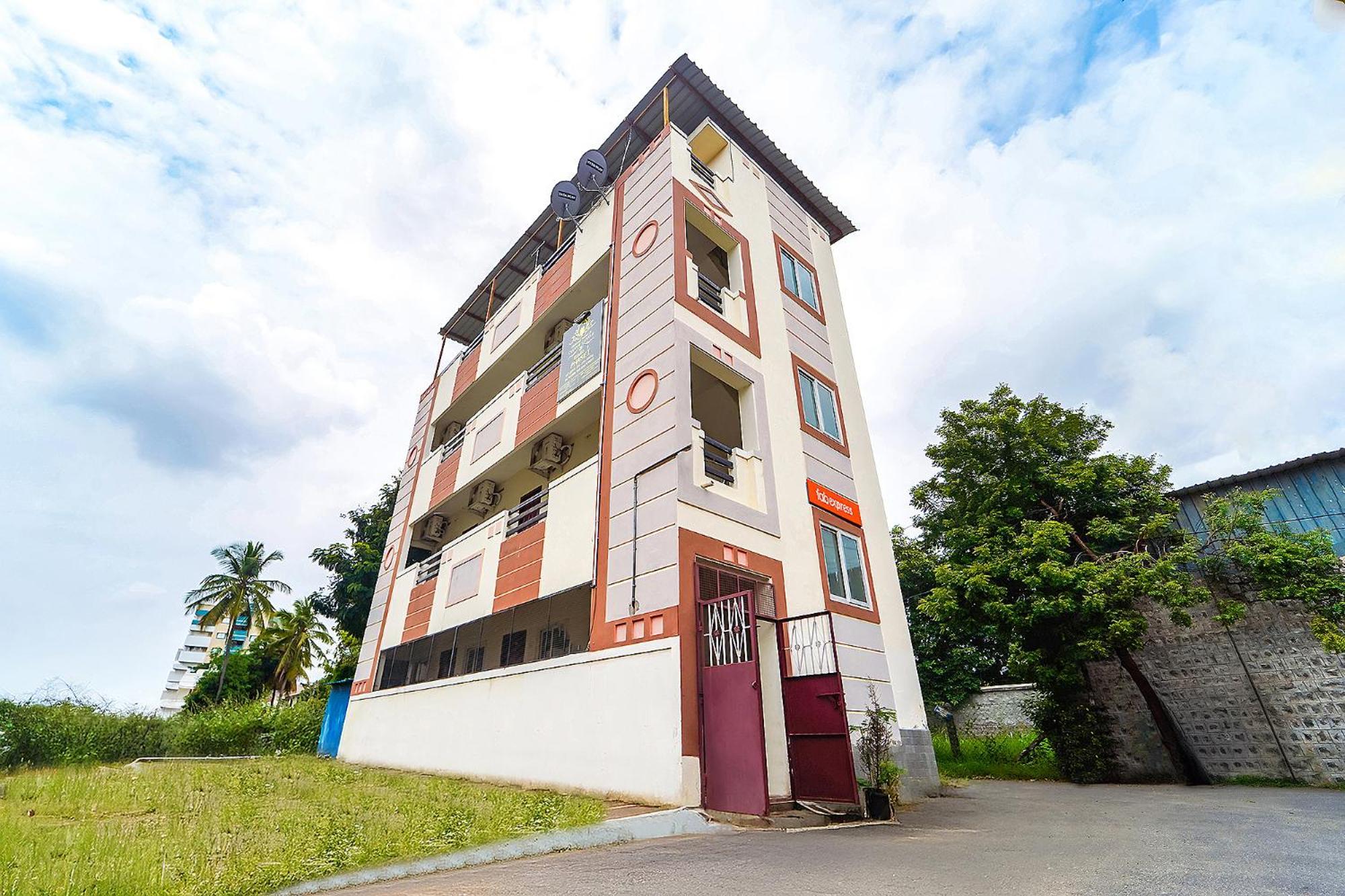 Fabexpress Clover Castle - Nr International Airport Hotel 3*