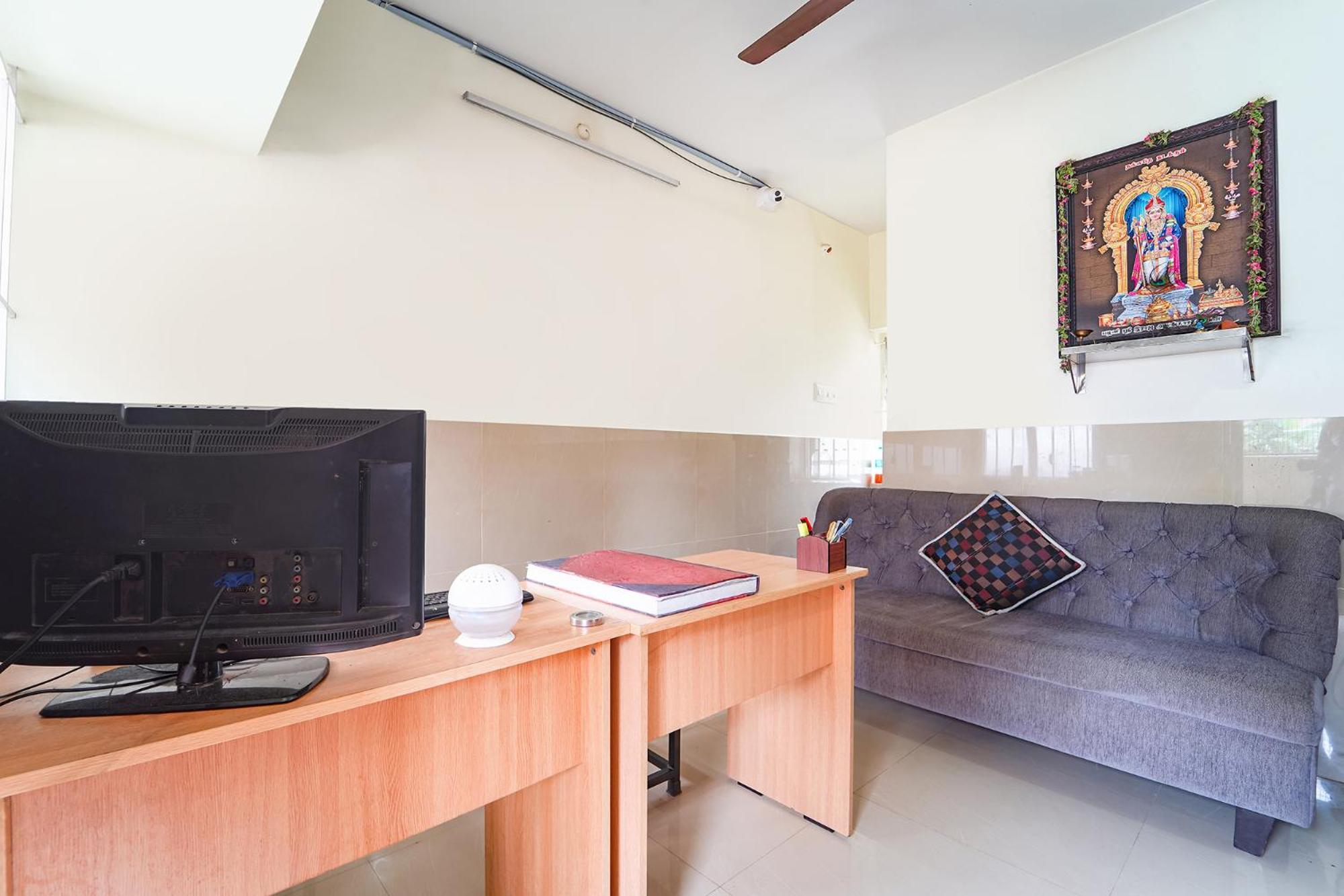 Hotel Fabexpress Clover Castle - Nr International Airport