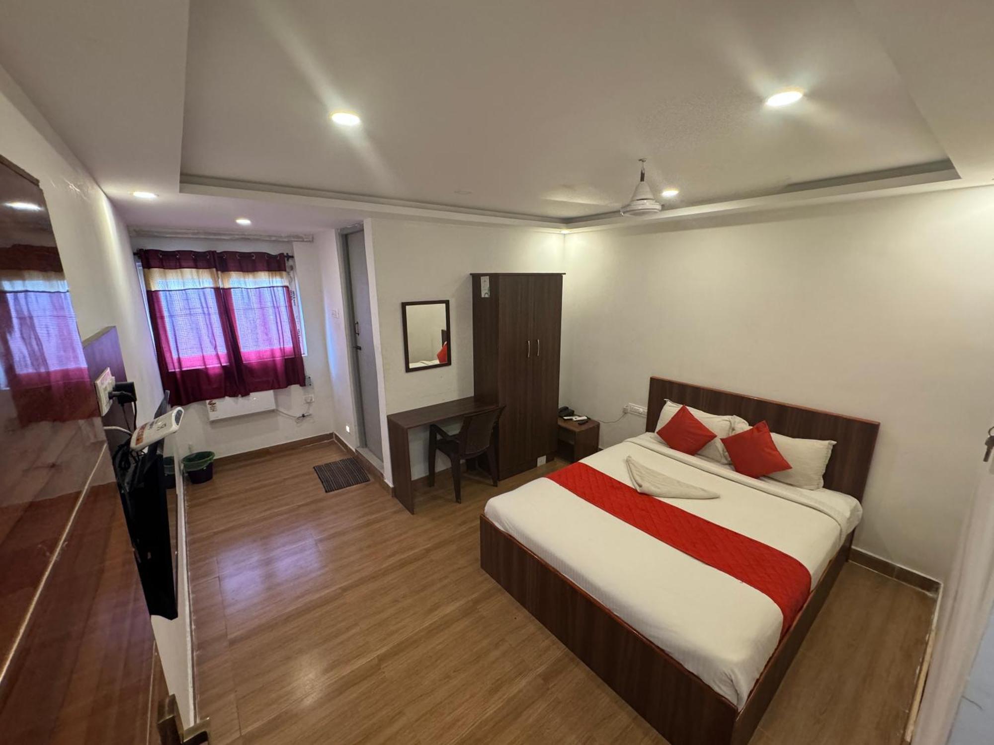 New Cresent Park Hotel *