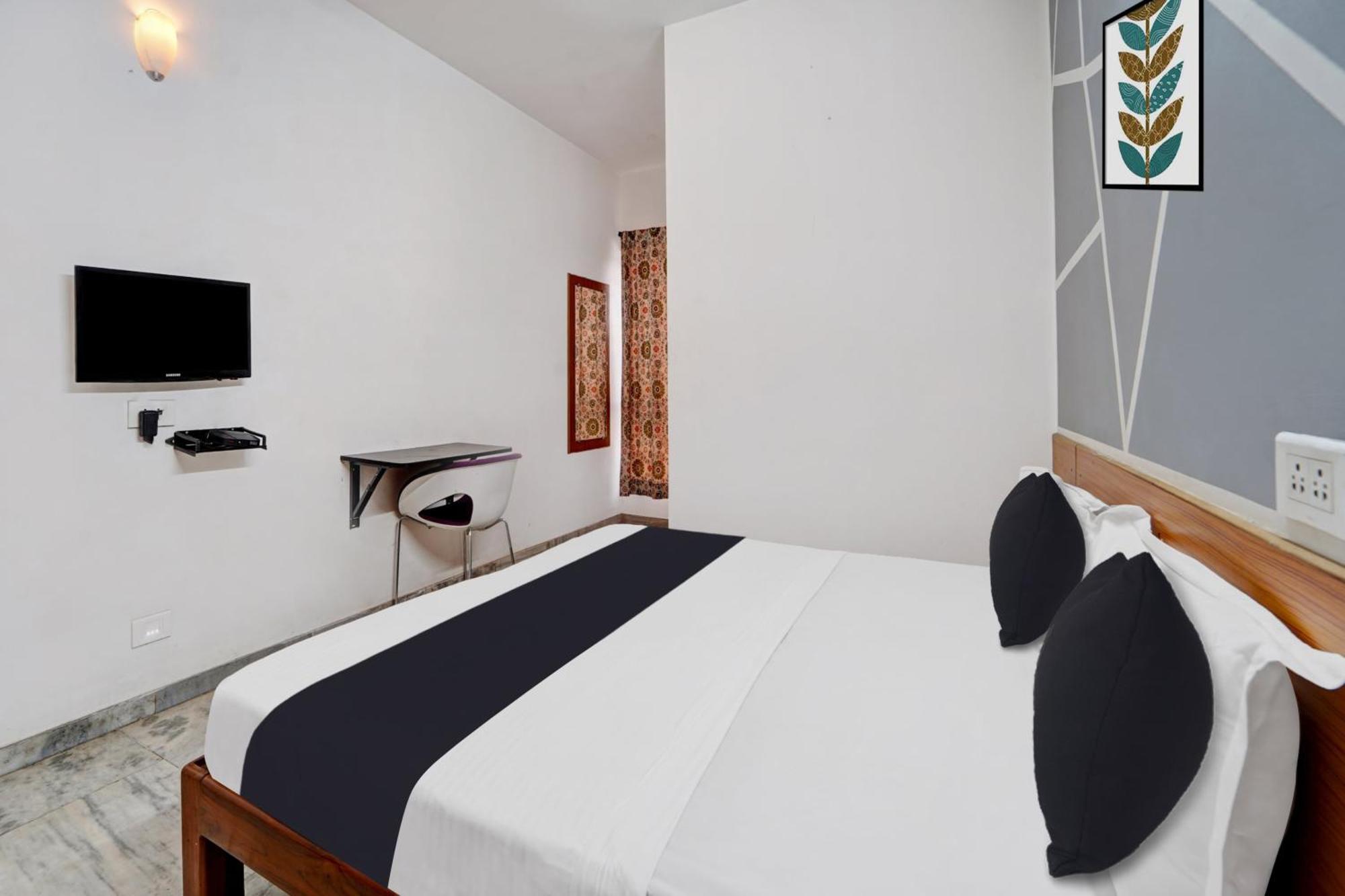 Super Townhouse Sundarapuram Hotel