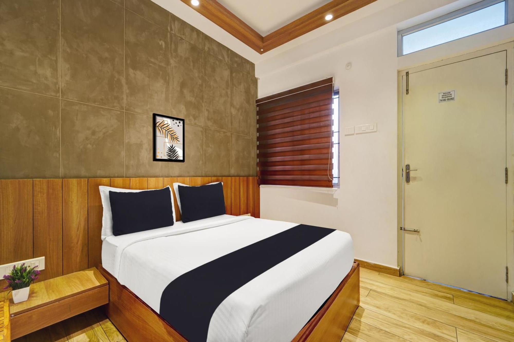 Super Townhouse Sundarapuram Hotel