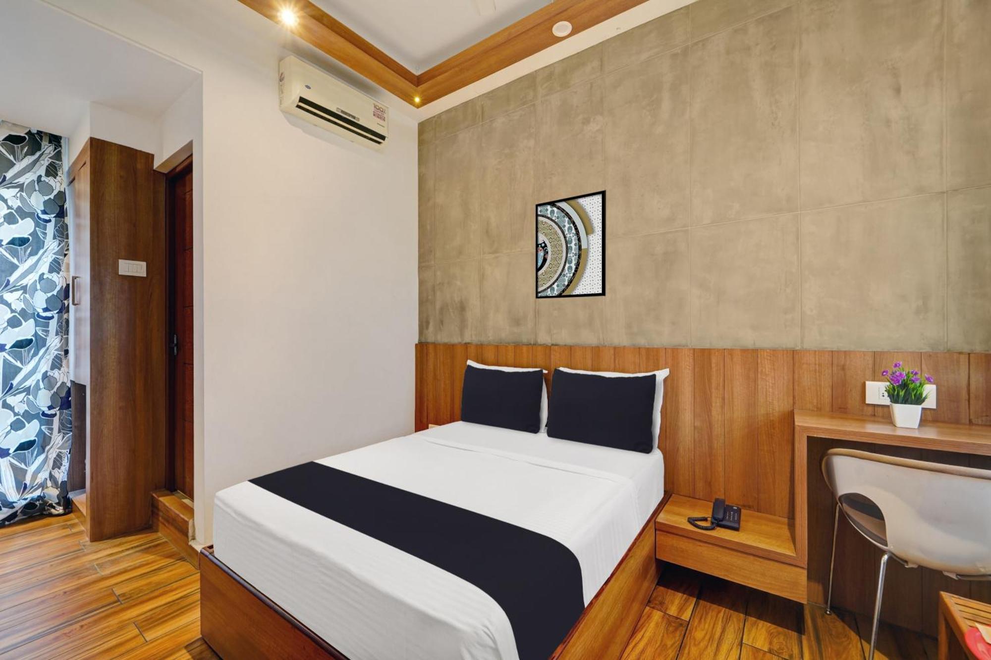 Super Townhouse Sundarapuram Hotel 4*