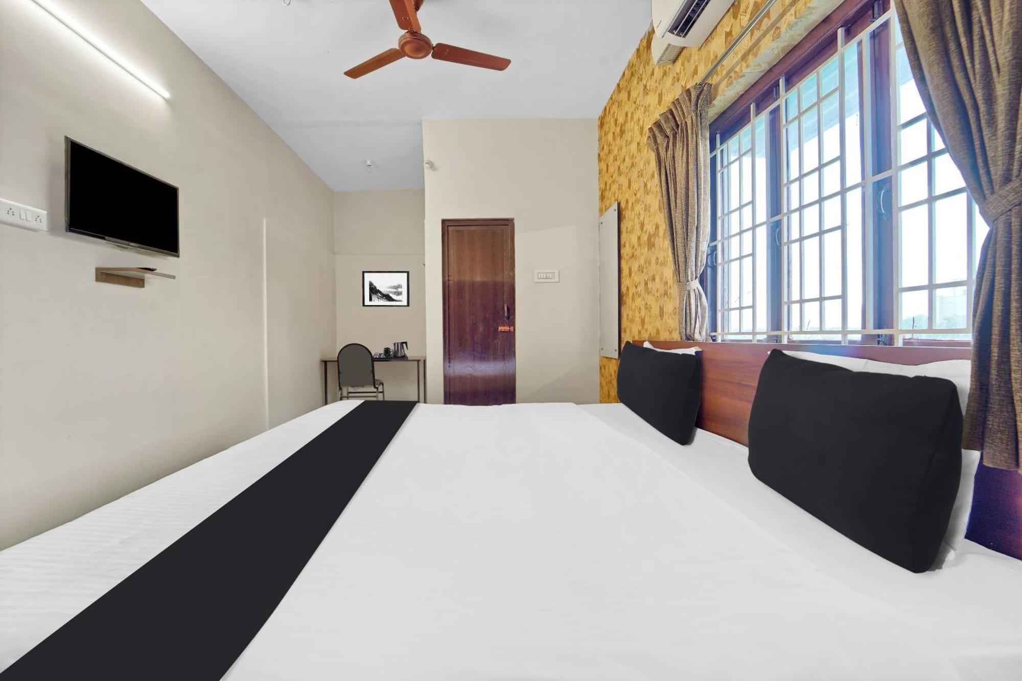 Hotel Super Collection O Near Adithya Institute Formerly Everest Grand