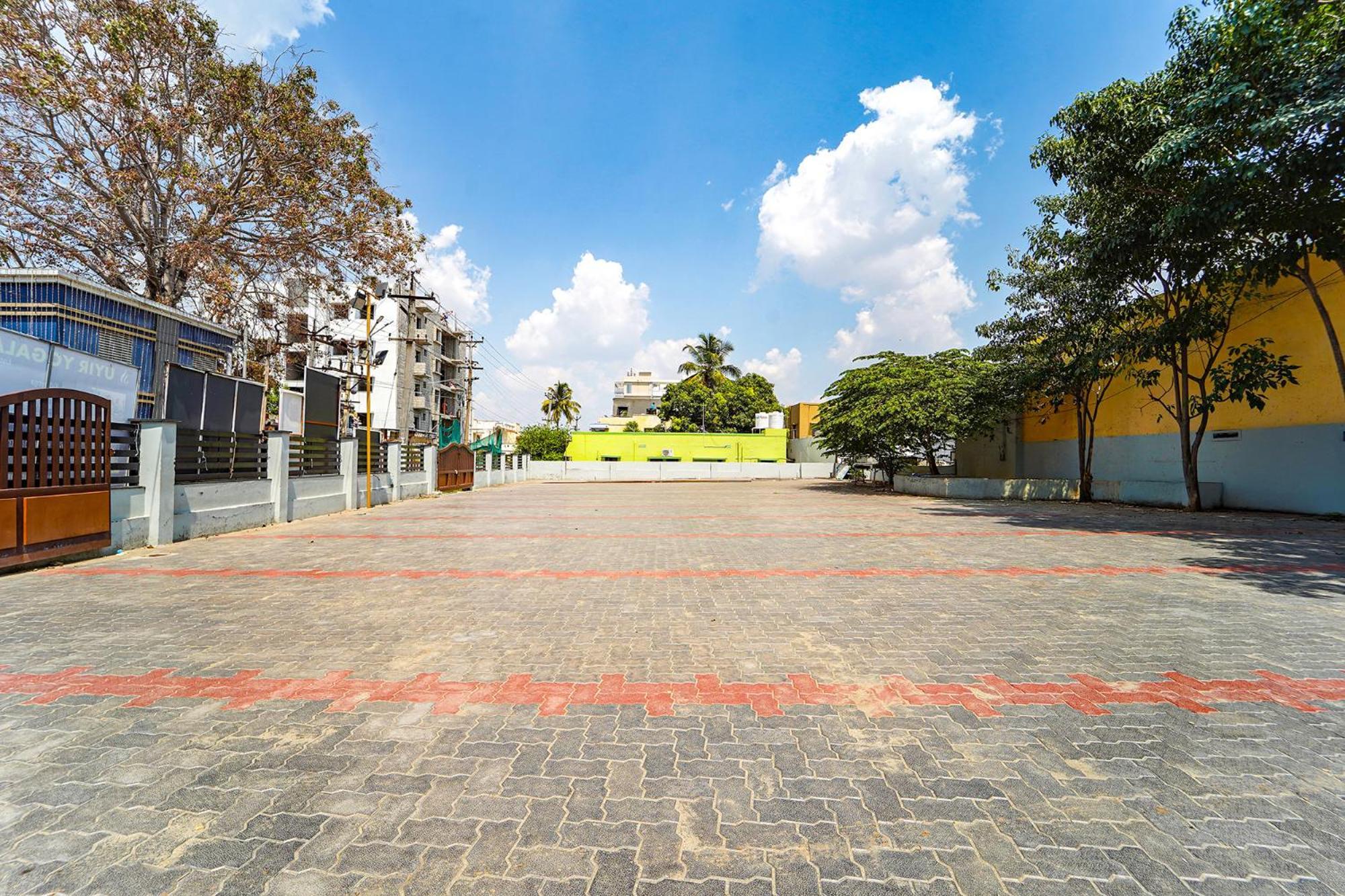 Hotel Fabhotel Mani's Residency 3*