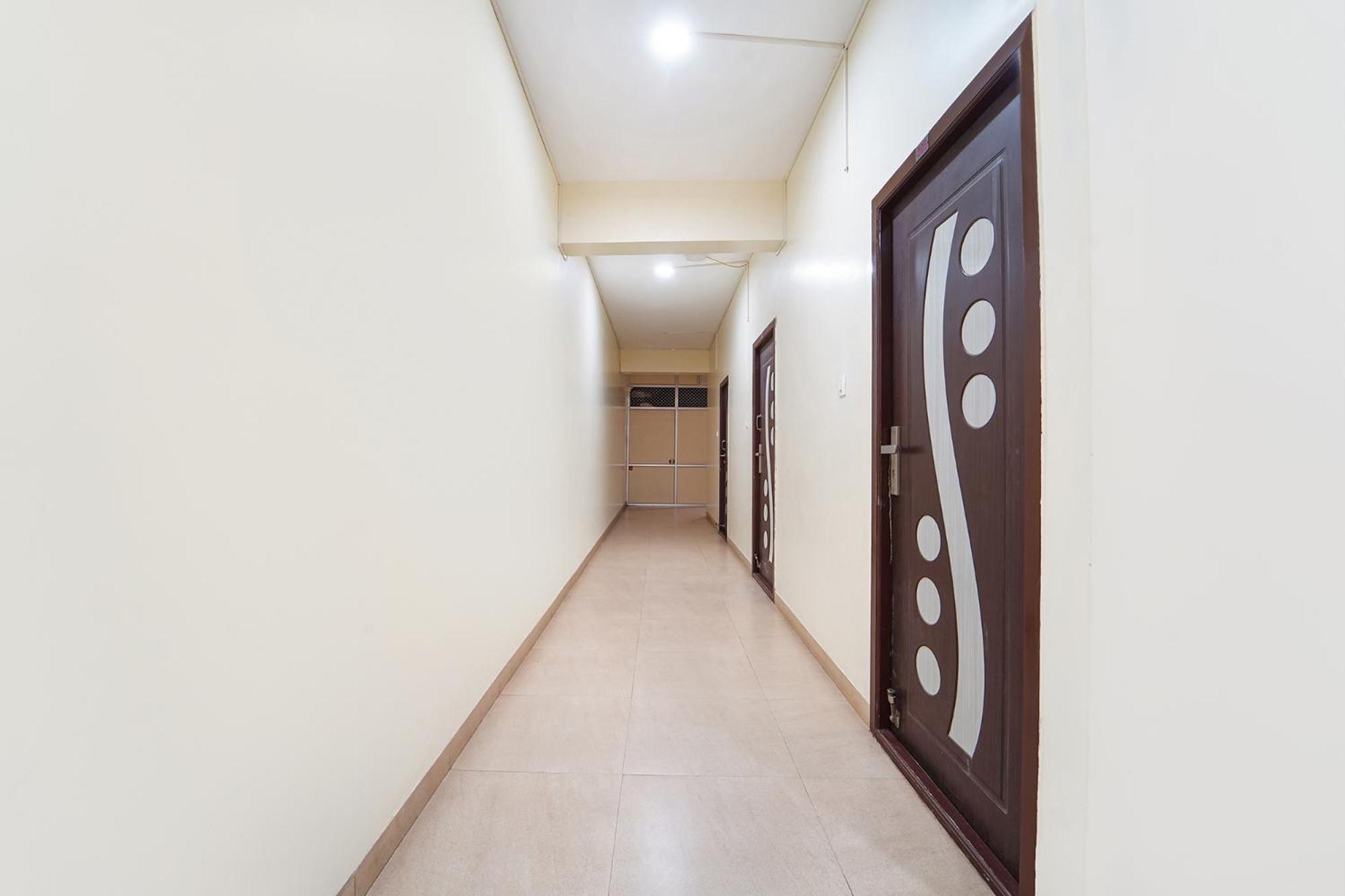 Hotel Fabhotel Mani's Residency 3*