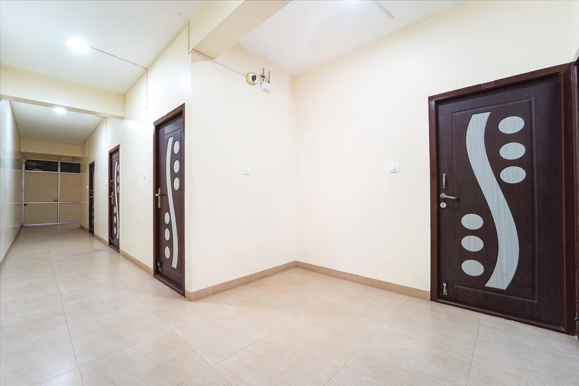 Fabhotel Mani's Residency 3*