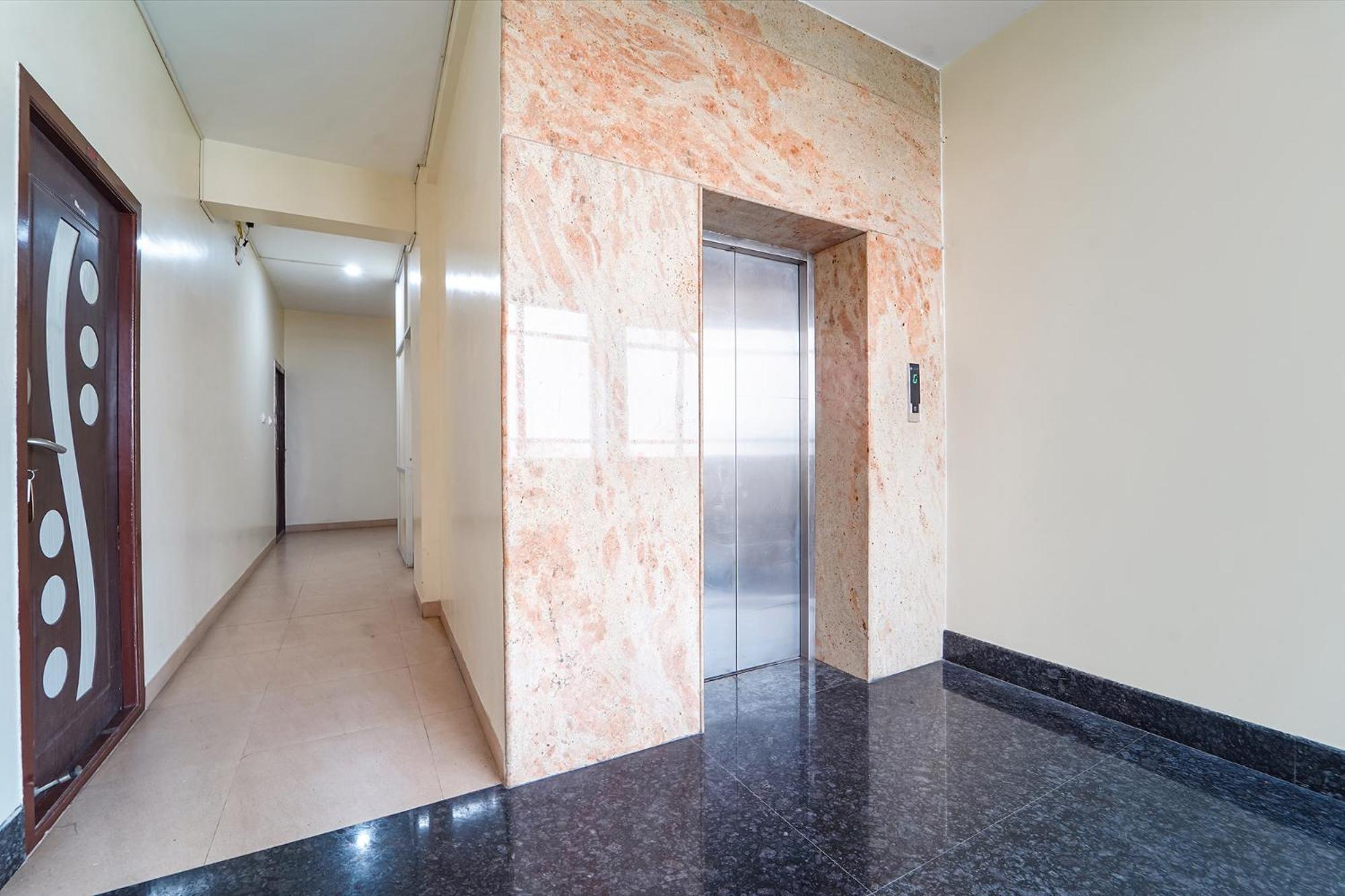 Hotel Fabhotel Mani's Residency