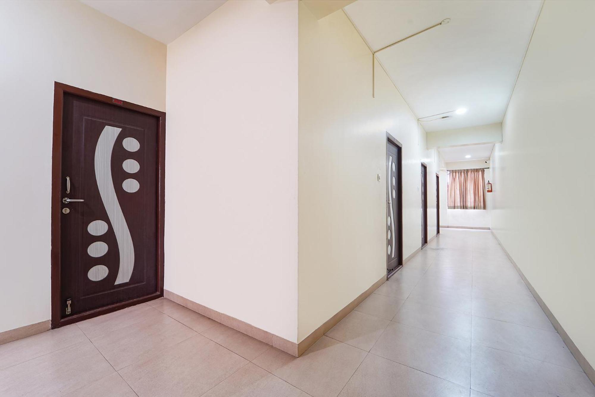 Hotel Fabhotel Mani's Residency 3*