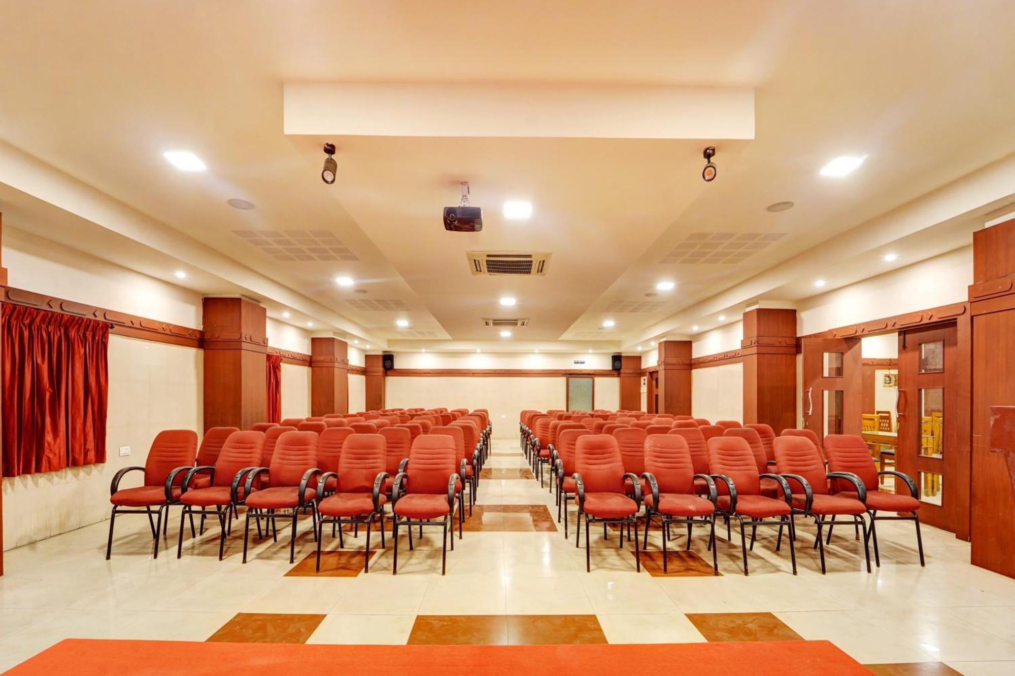 Collection O Skry Gandhipuram Hotel 3*