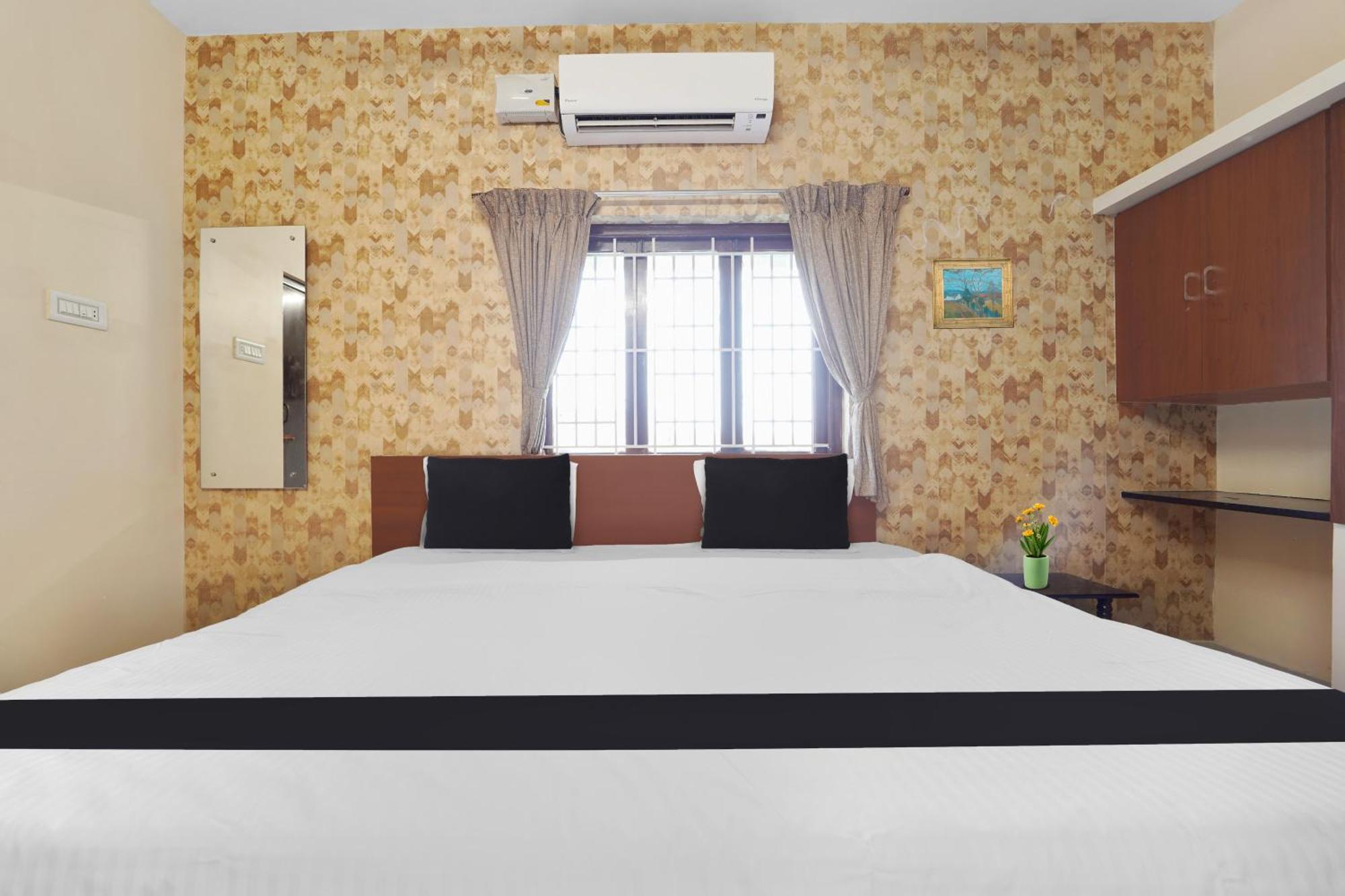 Hotel Super Collection O Near Adithya Institute Formerly Everest Grand *