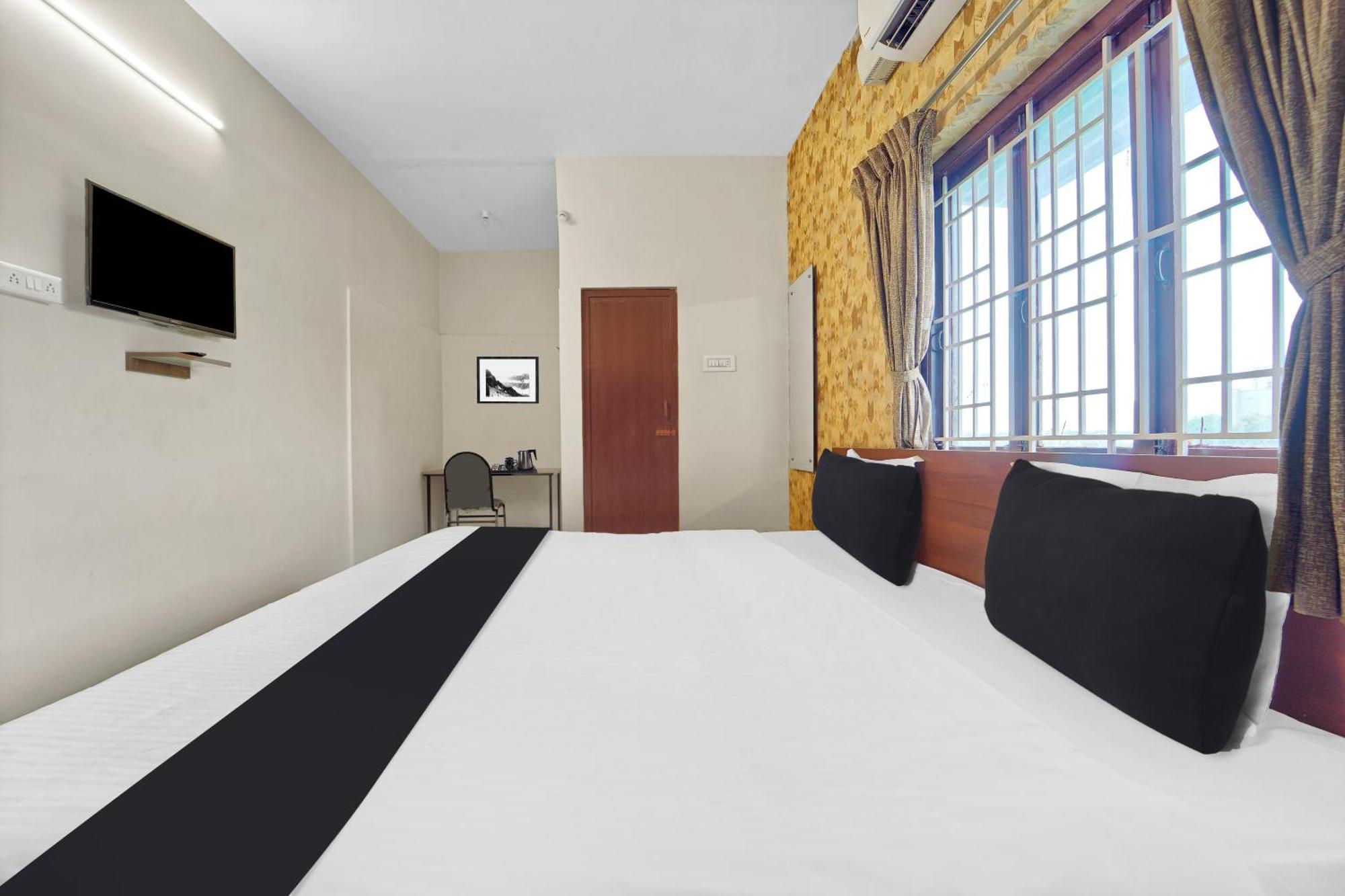 Hotel Super Collection O Near Adithya Institute Formerly Everest Grand *