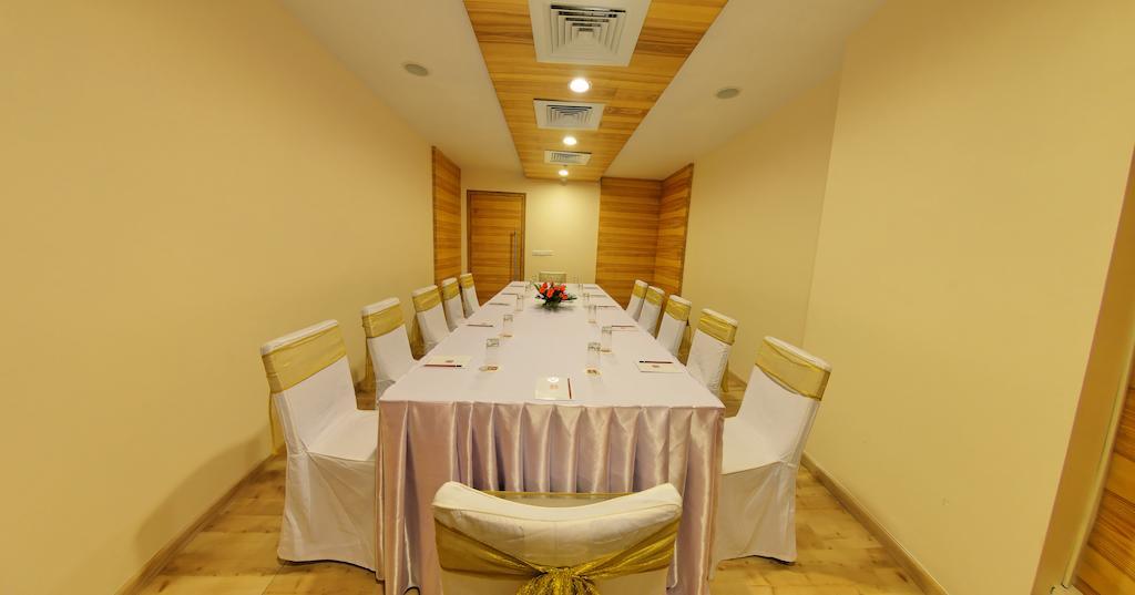 Hotel Gokulam Park 4*