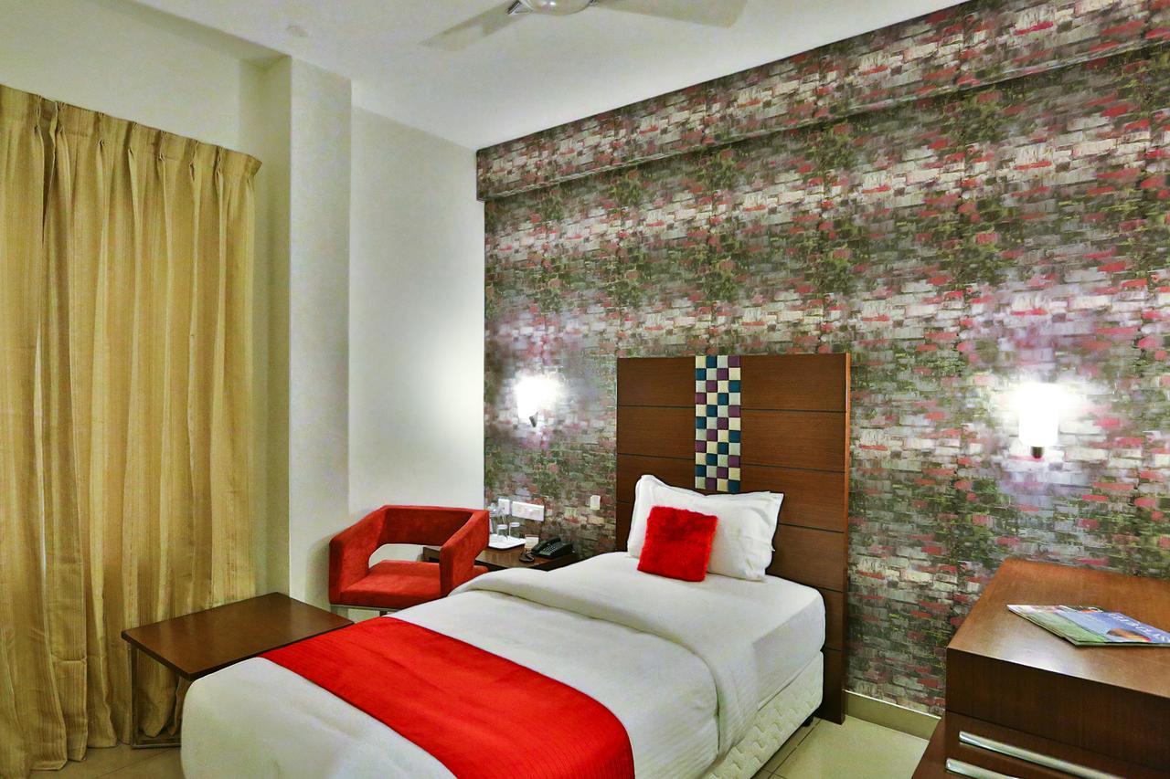 Hotel Vels Grand 3*