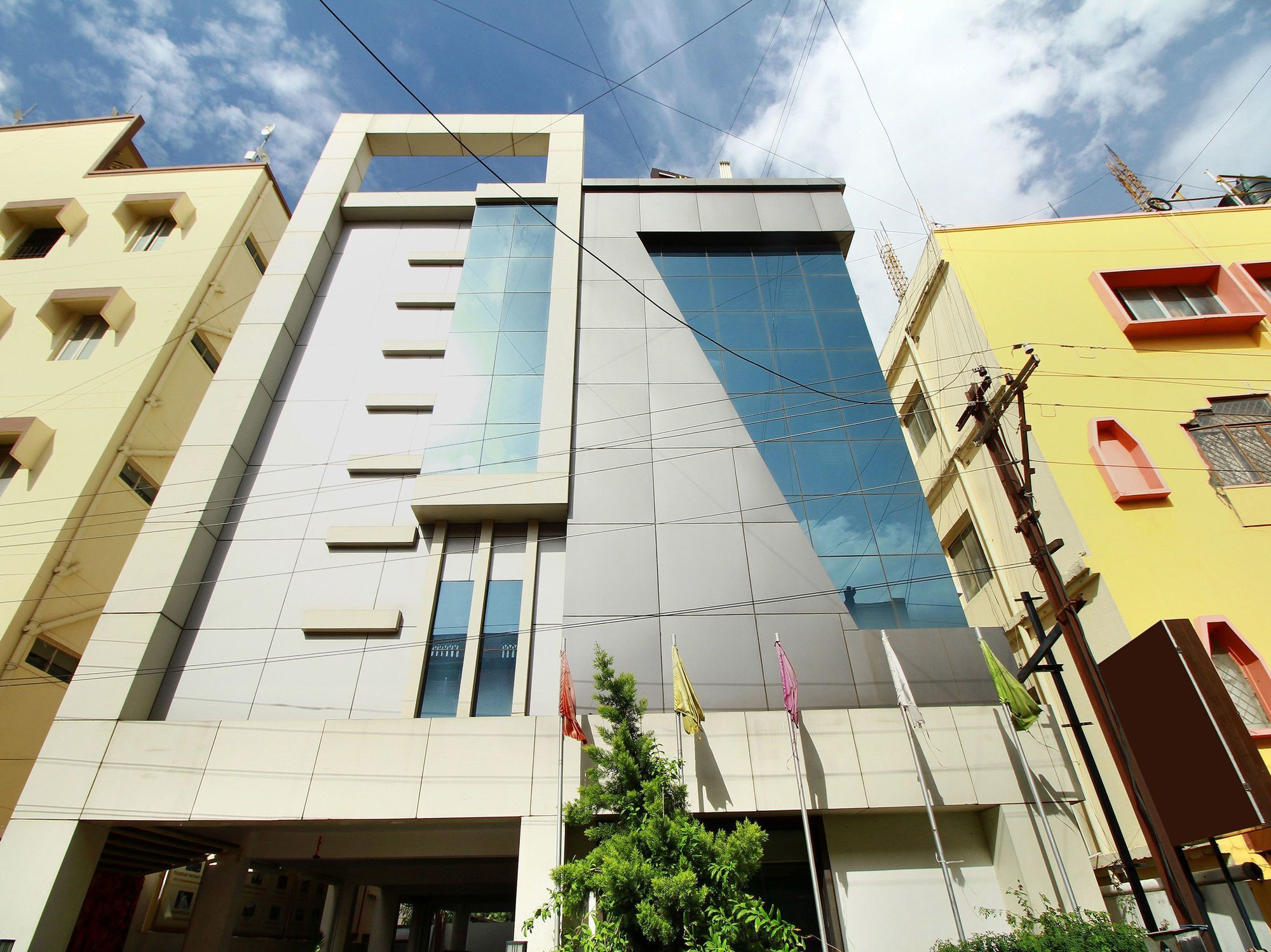 Hotel Vels Grand