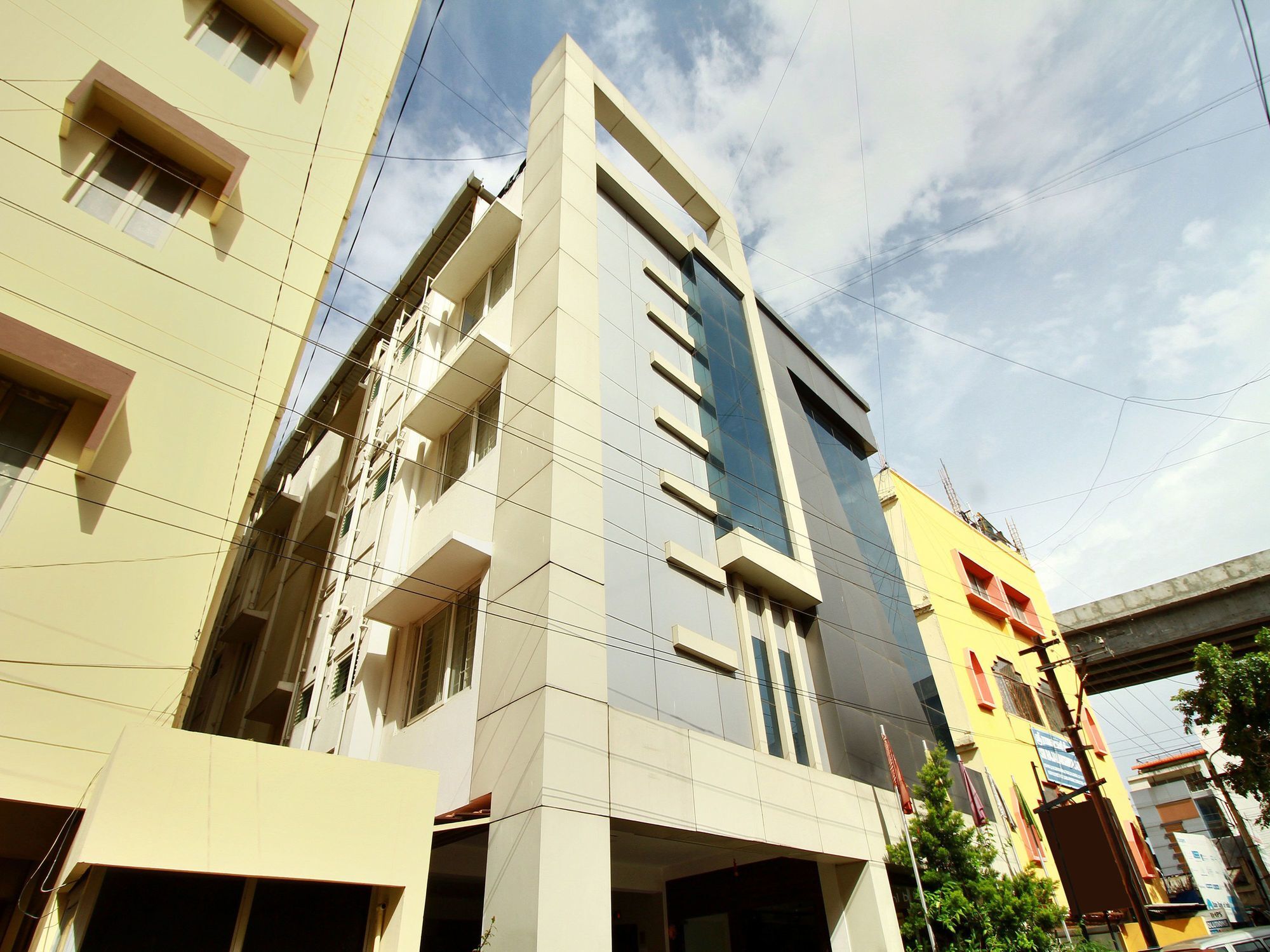 Hotel Vels Grand