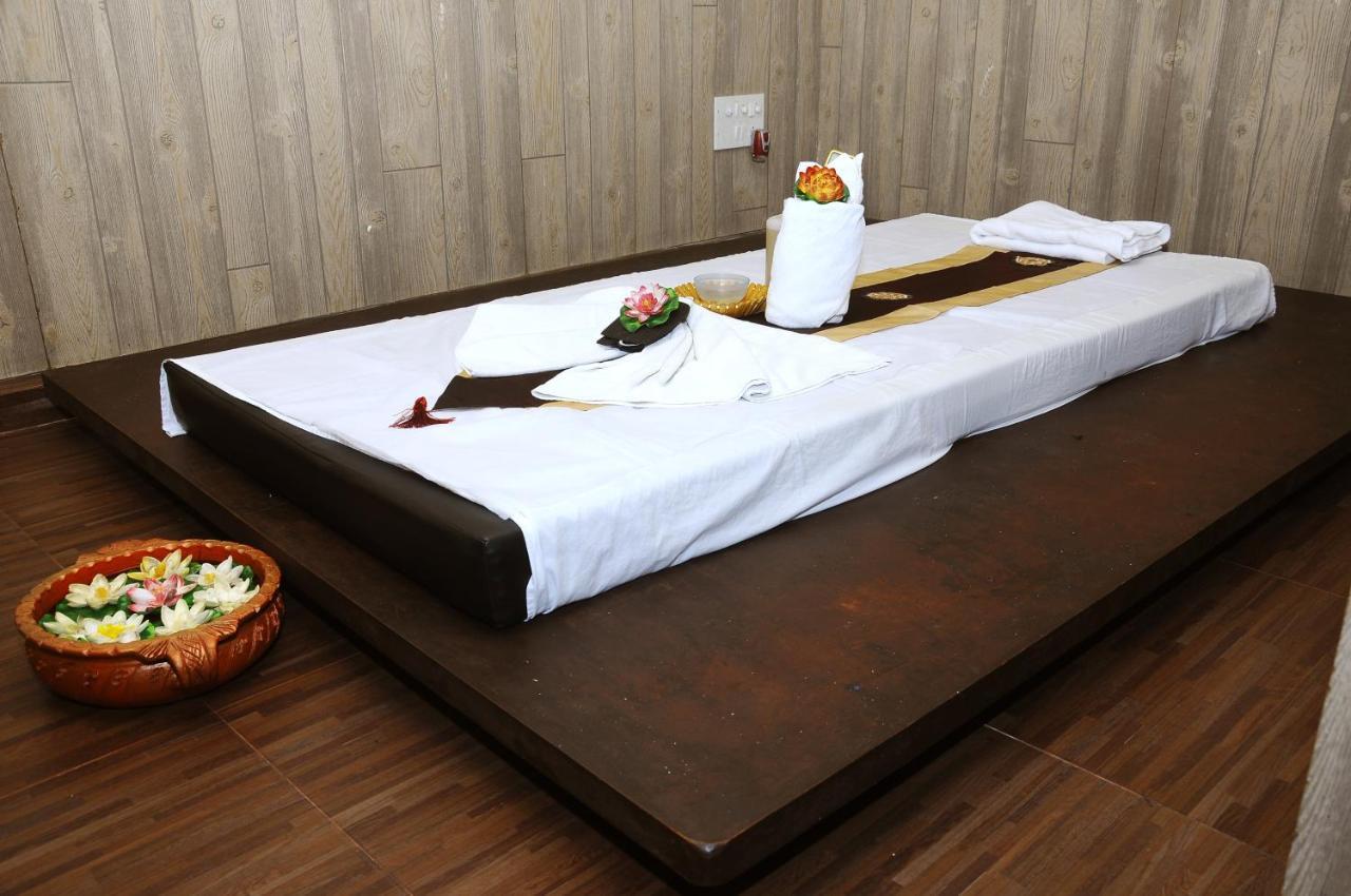 Hotel Gokulam Park 4*