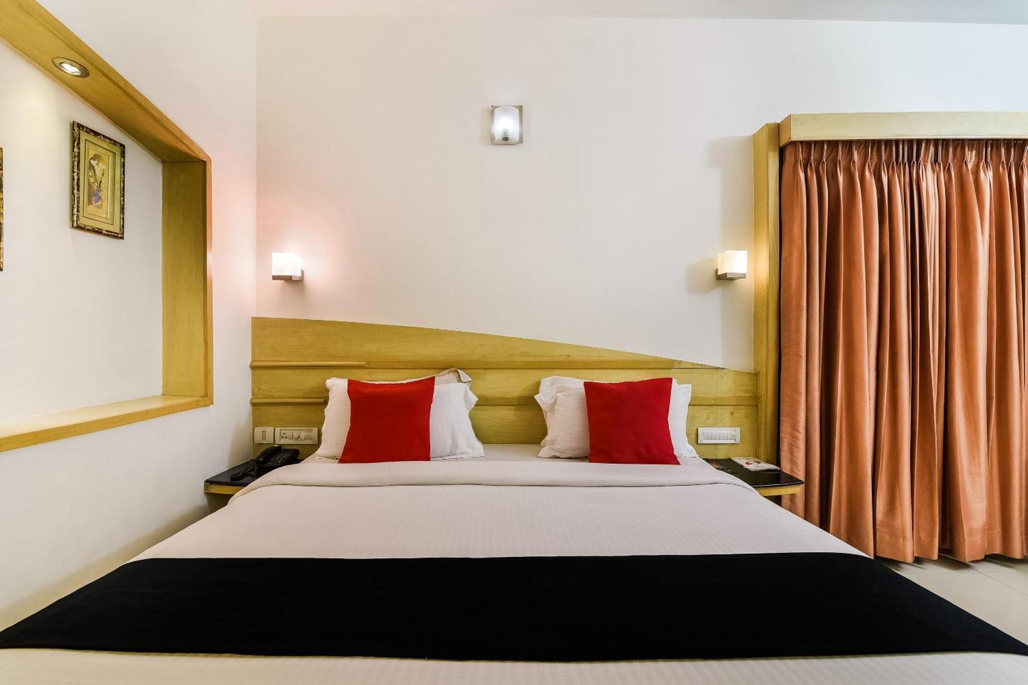 Hotel Capital O Grand Plaza