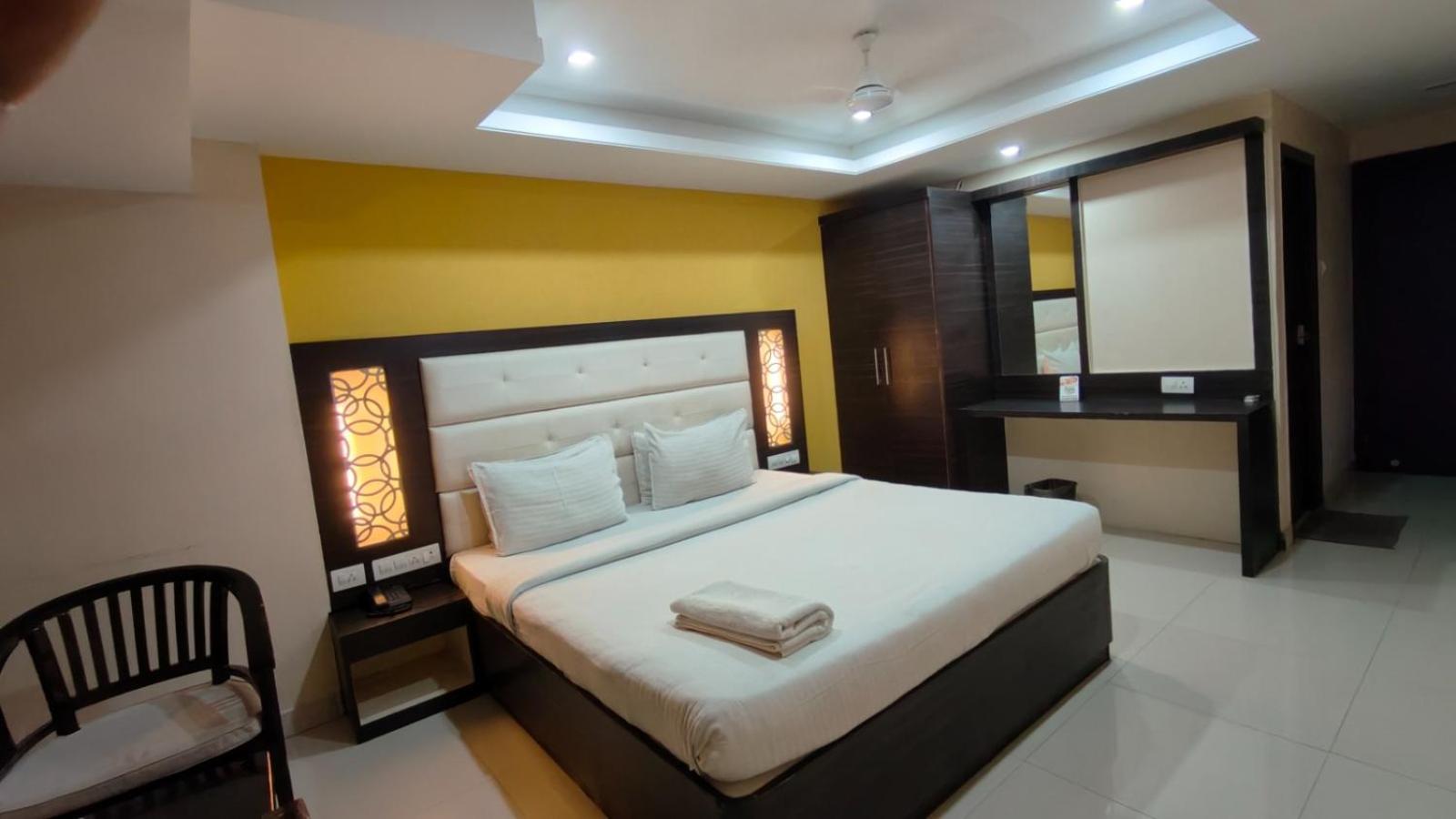 Hotel do amor Pph Living Tricolours Gandhipuram Coimbatore