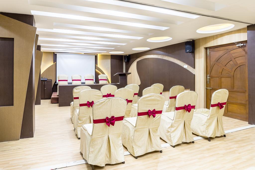 Navaratna Hotel