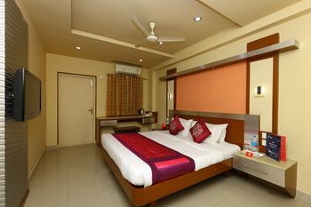 Navaratna Hotel