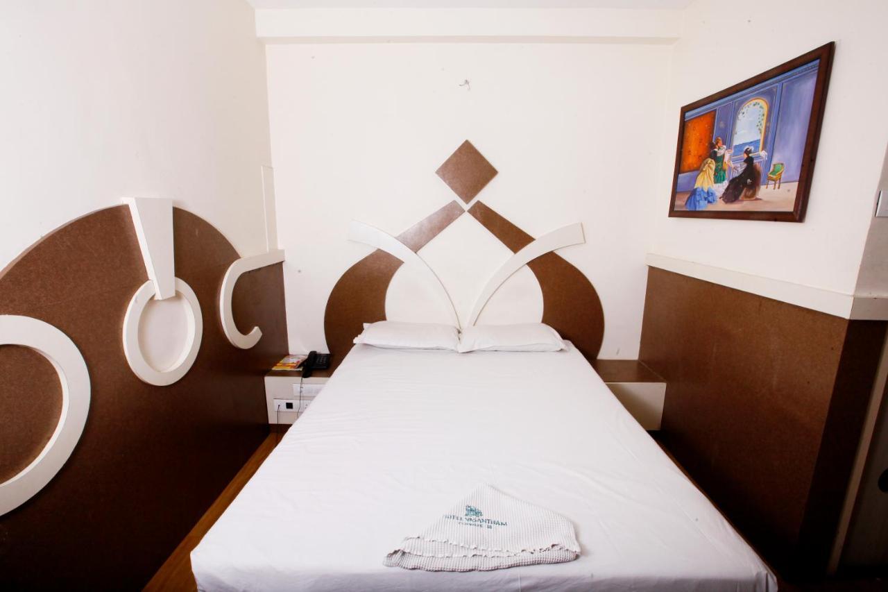 Vasantham Hotel *